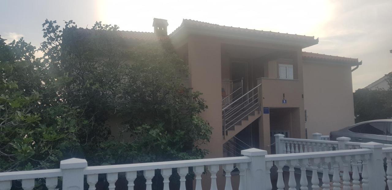 Apartmani Mira 克罗诺维察 外观 照片
