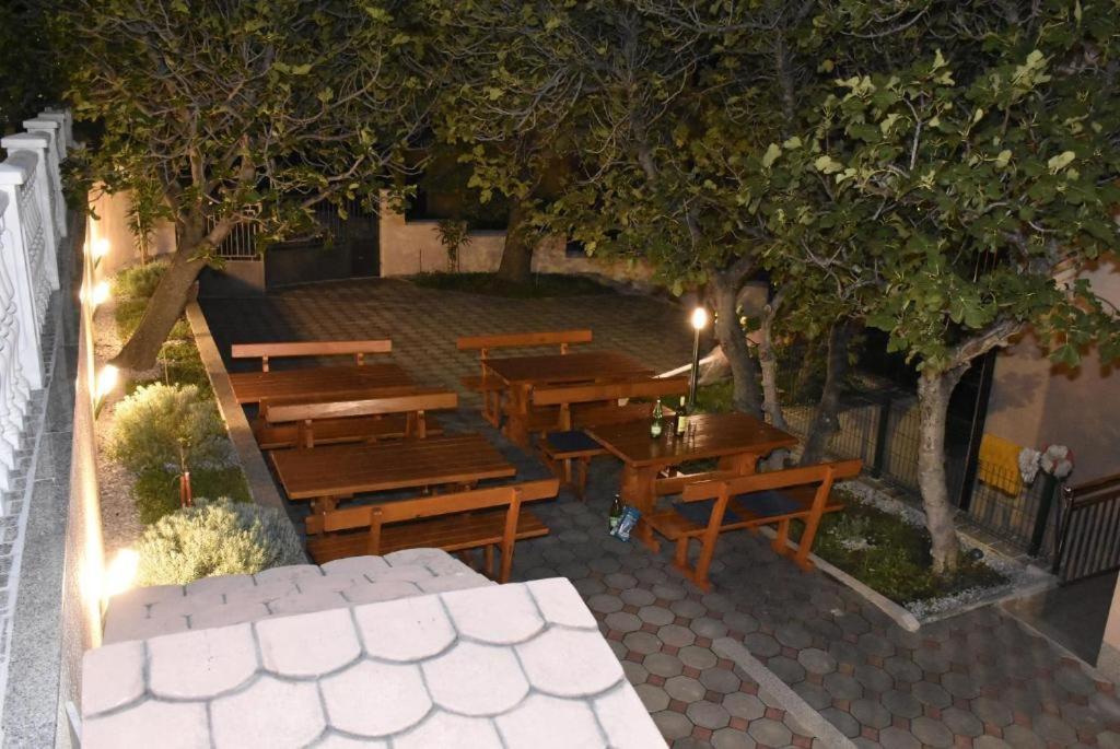 Apartmani Mira 克罗诺维察 外观 照片