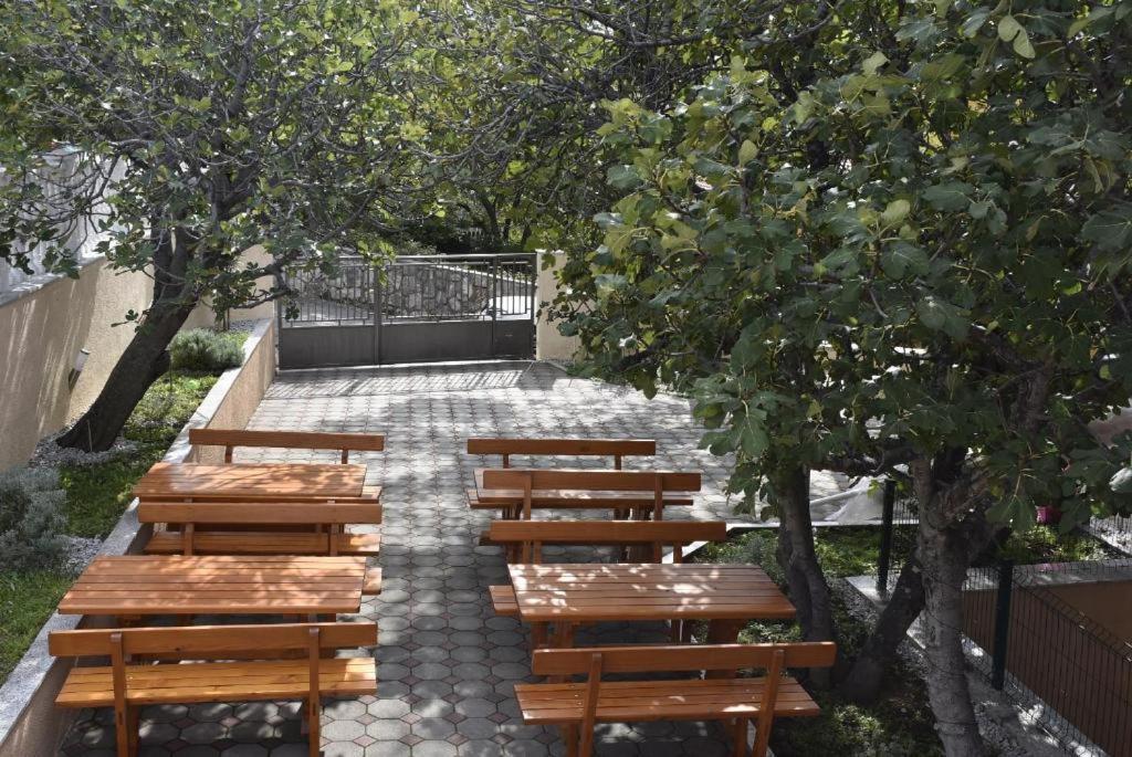 Apartmani Mira 克罗诺维察 外观 照片