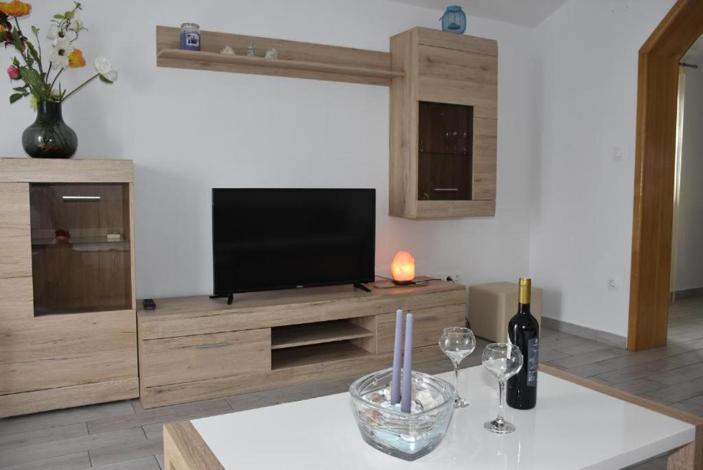 Apartmani Mira 克罗诺维察 外观 照片