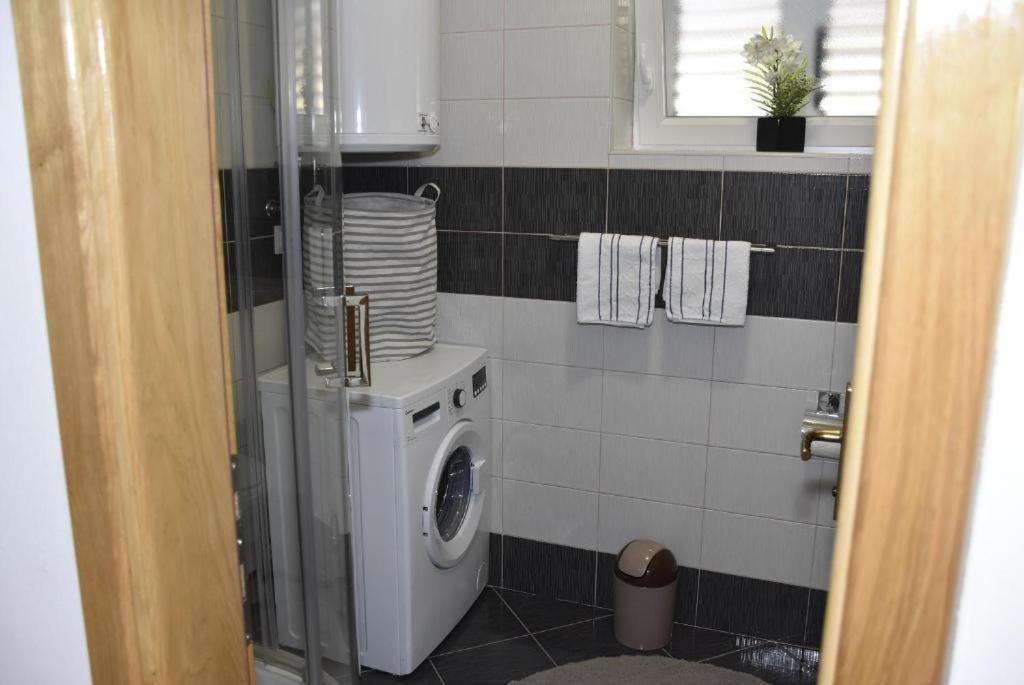 Apartmani Mira 克罗诺维察 外观 照片