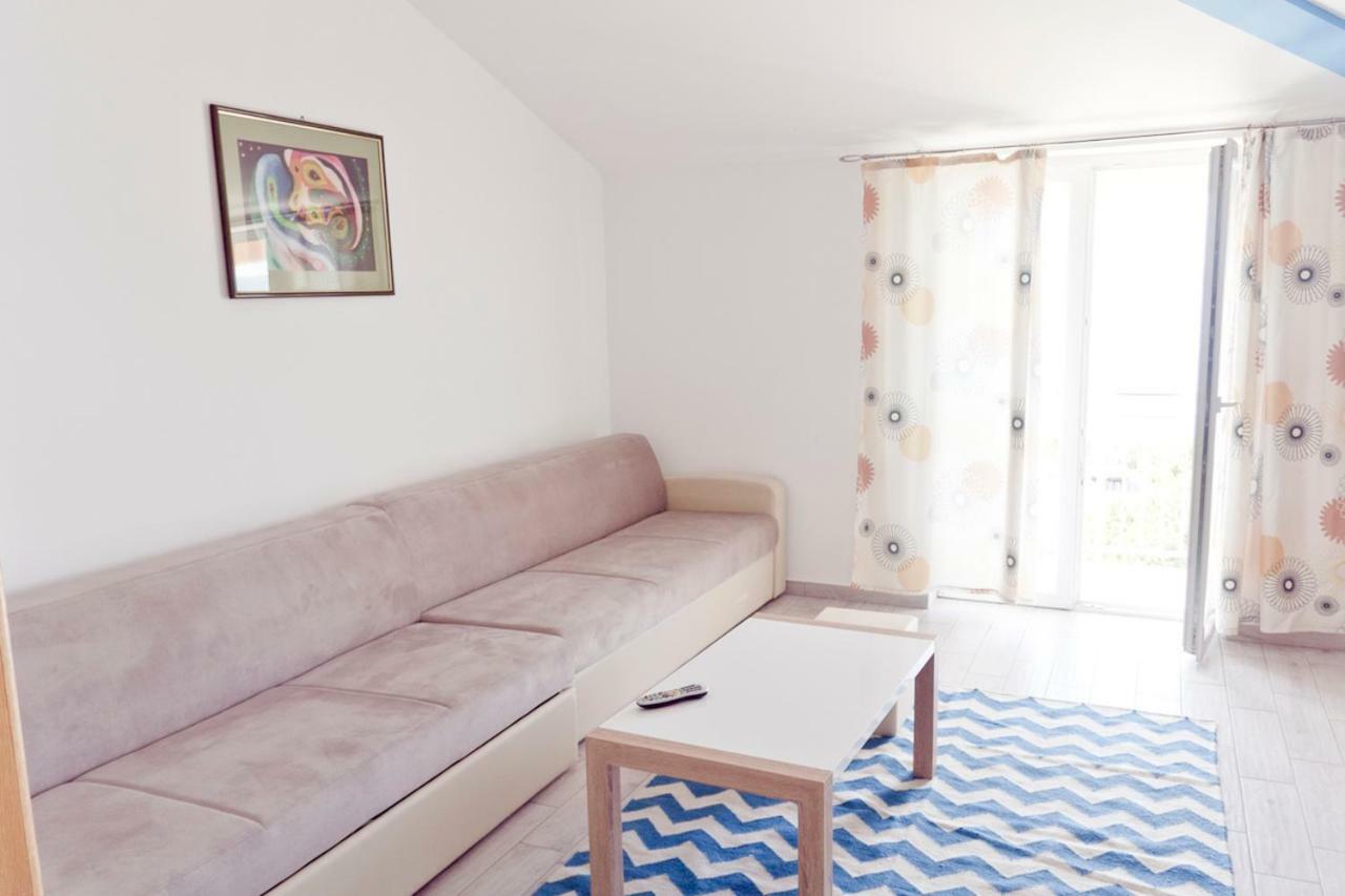 Apartmani Mira 克罗诺维察 外观 照片
