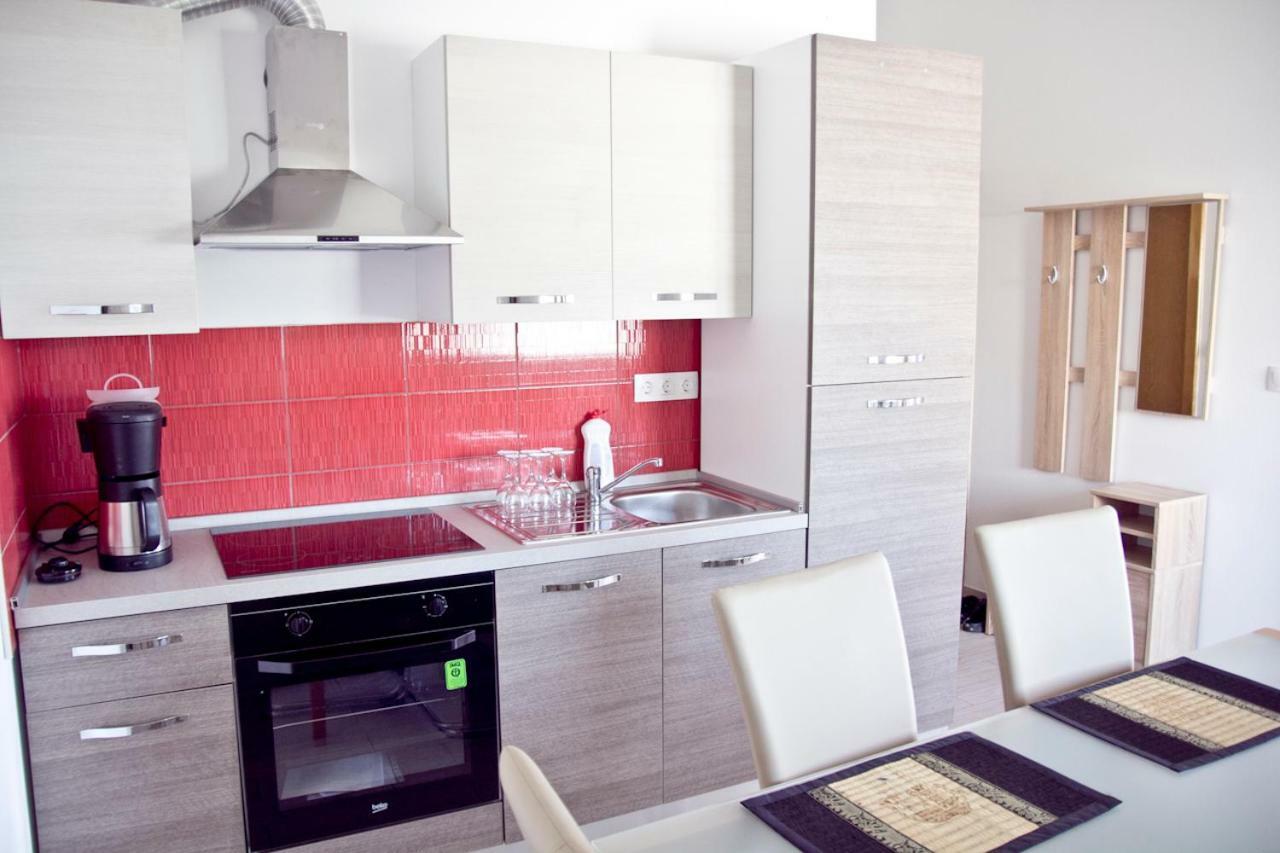 Apartmani Mira 克罗诺维察 外观 照片