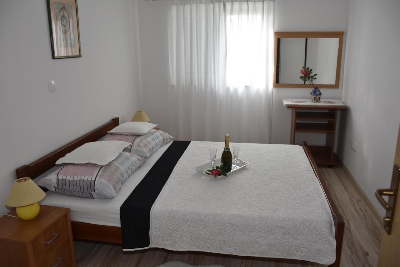Apartmani Mira 克罗诺维察 外观 照片