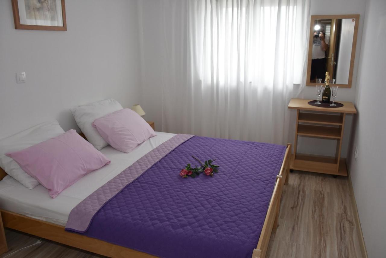 Apartmani Mira 克罗诺维察 外观 照片